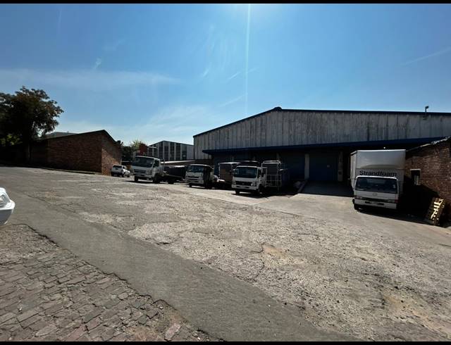 2,900M² WAREHOUSE TO LET IN KEW